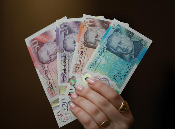 Entran en circulaci贸n los nuevos billetes brit谩nicos con la figura de Carlos III - Revista PLUS