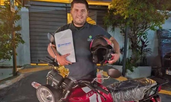 Compañeros y jefes dan hermosa sorpresa a trabajador que perdió su moto en un robo – Prensa 5