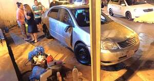 Diario HOY | Conductora ocasiona accidente: quiso estacionar, pero pisó el acelerador en vez del freno