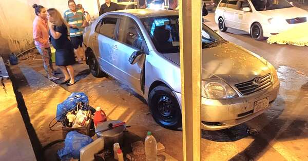 Diario HOY | Conductora ocasiona accidente: quiso estacionar, pero pisó el acelerador en vez del freno