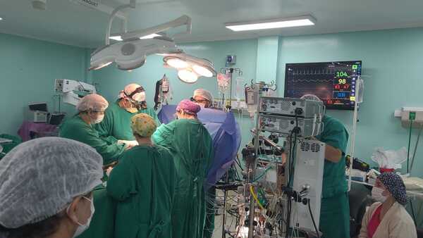 Tras 14 horas de cirugía, en María Luján ya late un nuevo corazón - trece