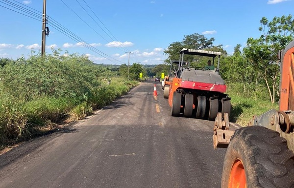 Maquinarias viales del MOPC, repararon capa asfáltica en tramo Cecilio Báez - San Joaquín - Noticiero Paraguay