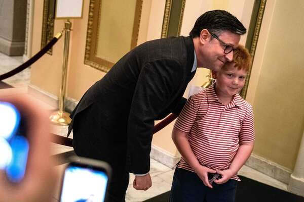 Video: el hijo de un congresista de Estados Unidos se vuelve viral con caras graciosas durante discurso pro Trump - Mundo - ABC Color