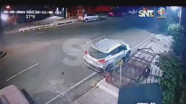 Atropelló el portón de una casa - SNT