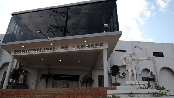 Chocó contra escombros y su familia accionaría por ello contra la Municipalidad de Lambaré