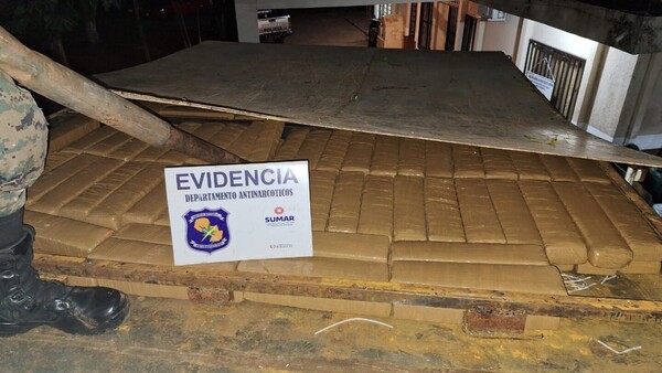 Camión con fondo falso transportaba 460 kilos de marihuana en Amambay