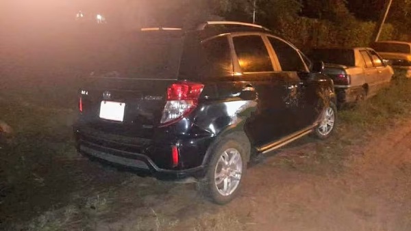Pareja acabó detenida tras ser descubierta “en pleno acto” dentro de un auto - Noticiero Paraguay