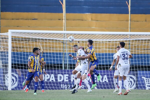 De la gloria al infierno: Luqueño sufre goleada en casa ante Trinidense