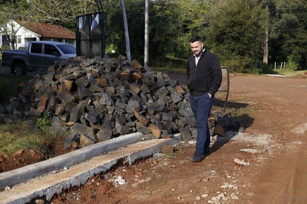 DENNIS FRAULOB ASEGURA QUE EMPRESAS ADJUDICADAS NO CUMPLEN - Itapúa Noticias