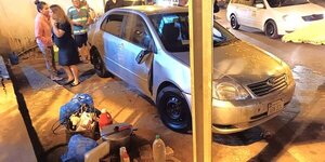 Conductora ocasiona accidente: quiso estacionar, pero pisó el acelerador en vez del freno