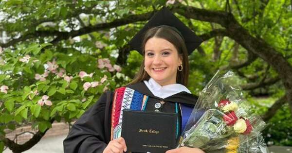La Nación / Paraguaya sobresaliente se gradúa en universidad de Massachusetts