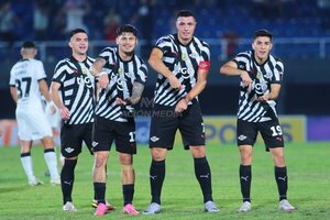 Versus / ¡Libertad extiende su dominio en el fútbol paraguayo!