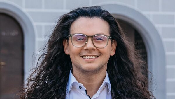 Diseñador paraguayo de moda lucha por los inmigrantes y se lanza a la política en Alemania