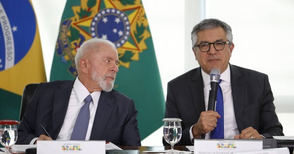 Lula evalúa cambios en su gabinete para mejorar la relación con el Congreso y evitar problemas de gobernabilidad
