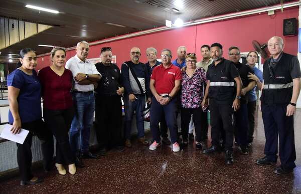 Funcionarios de la Estación de Buses de Asunción reclamaron falta de pago de salarios - Nacionales - ABC Color
