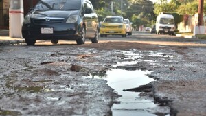 Motociclista debe operarse, tras chocar contra escombro que cubría un bache