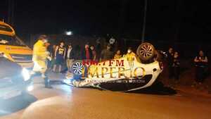 Discusión de pareja acaba con vuelco de automóvil en el barrio General Genes - Radio Imperio 106.7 FM