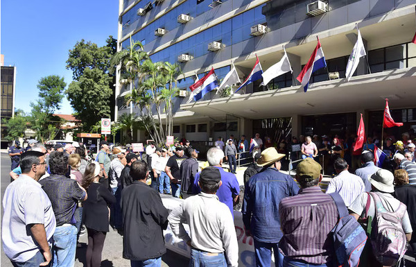 IPS: asegurados convocan a una manifestación para hoy frente a la Caja Central