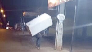 ¡El colmo: robó una heladera y la cargó sobre su espalda!