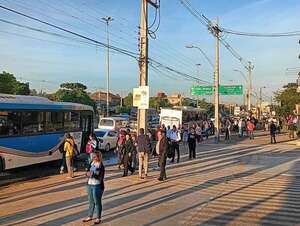 Reguladas de buses: pasajeros quedan a la deriva y no hay respuestas - Nacionales - ABC Color