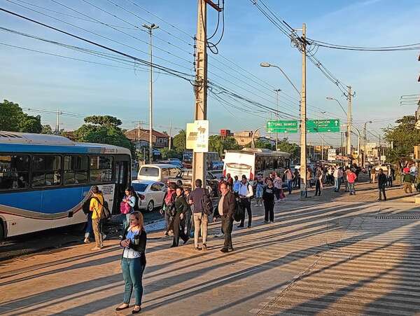 Reguladas de buses: pasajeros quedan a la deriva y no hay respuestas - Nacionales - ABC Color
