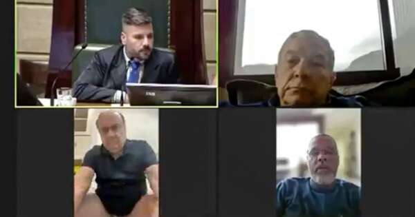 Diario HOY | VIDEO| Concejal brasileño aparece sentado en el baño durante una sesión virtual