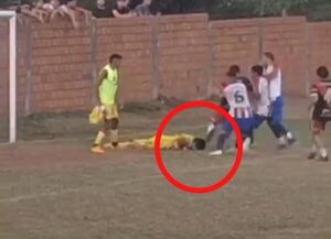 Violencia en el Ascenso: un jugador expulsado agredió al arquero rival - San Lorenzo Hoy