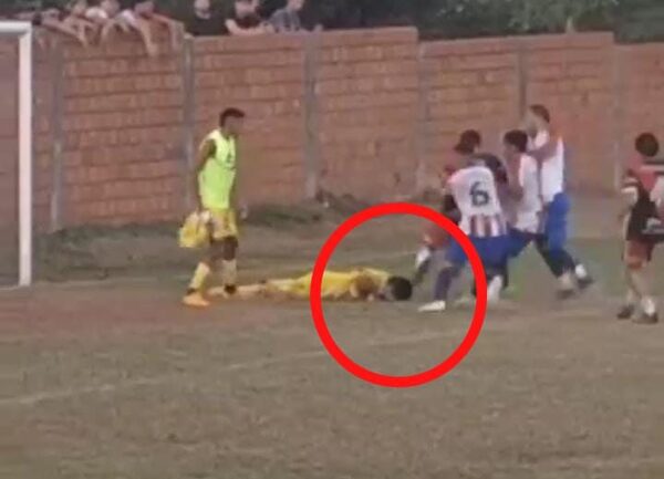 Violencia en el Ascenso: un jugador expulsado agredió al arquero rival - San Lorenzo Hoy
