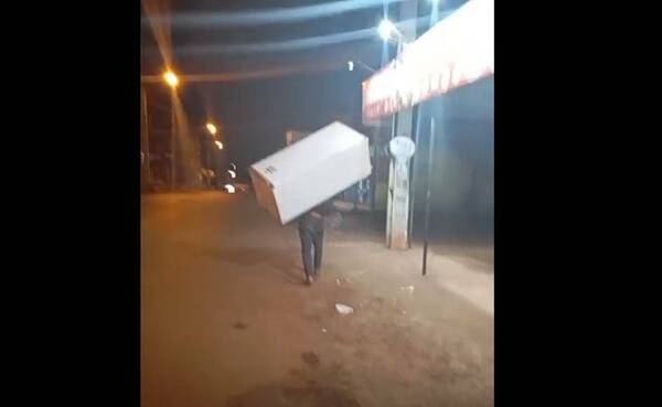 [VIDEO] El ladrón 'Hulk' paraguayo: se llevó una heladera sobre su espalda