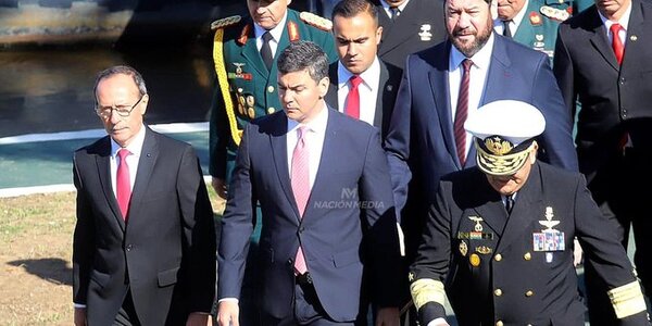 Santi cambia al Comandante de la Armada Paraguaya