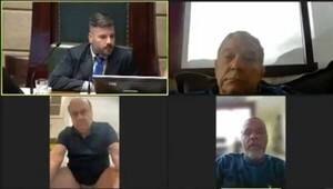 [VIDEO] Cuando te agarran ganas… Político salió “al aire” en una reunión ¡sentado en el inodoro!