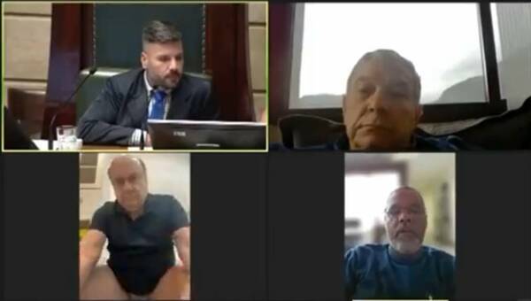 [VIDEO] Cuando te agarran ganas… Político salió “al aire” en una reunión ¡sentado en el inodoro!