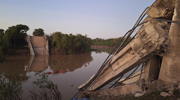 Se desploma puente en Bolivia y deja varios fallecidos