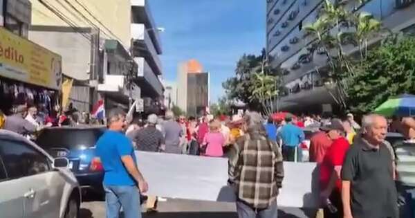 La Nación / Asegurados protestan por la falta de medicamentos básicos en IPS