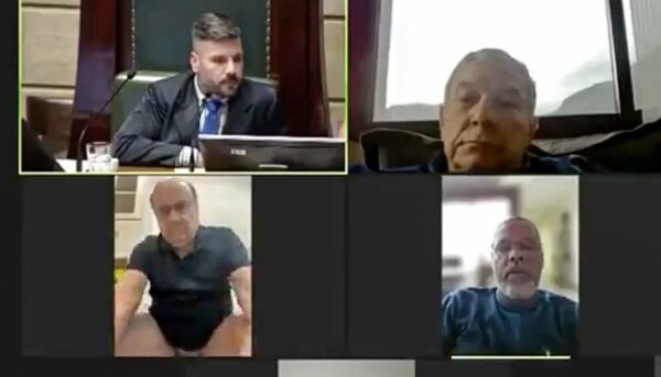 Concejal apareció en sesión sentado en un baño