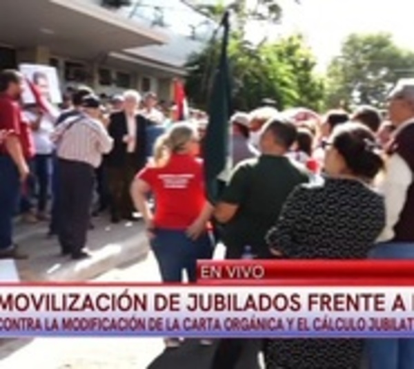 Jubilados se manifiestan frente a IPS - Paraguay.com