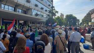 Asegurados activos y jubilados cerraron calle Constitución en protesta por proyecto de fusión con el Ministerio de Salud - Nacionales - ABC Color