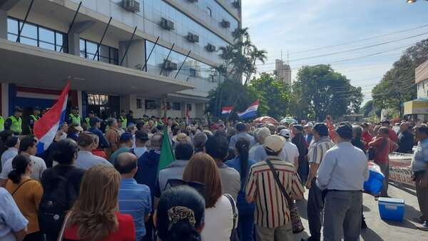 Asegurados activos y jubilados cerraron calle Constitución en protesta por proyecto de fusión con el Ministerio de Salud - Nacionales - ABC Color