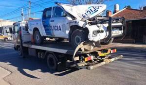 ¿Se les cruzó un fantasma? Dos mujeres que iban en una patrullera chocaron un camión estacionado