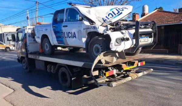 ¿Se les cruzó un fantasma? Dos mujeres que iban en una patrullera chocaron un camión estacionado