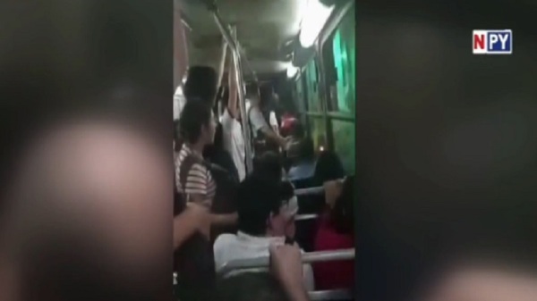 Conductores de buses captados “jugando” carrera - Noticias Paraguay