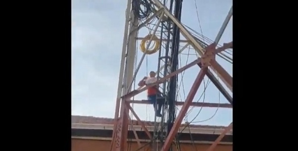 Empleada de Vox trepa antena por falta de pago de salarios