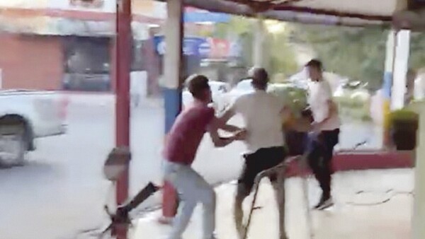 Una pelea de barberos por clientes inspiró simpático nombre del local