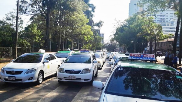 Taxistas exigen una ordenanza que reglamente servicio de plataformas