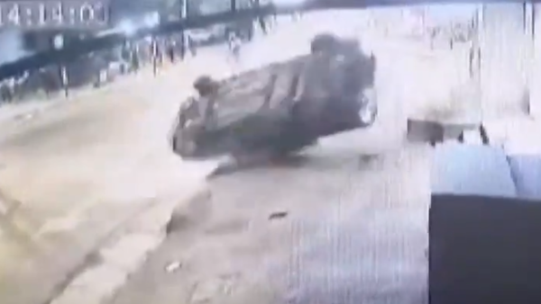 Video: Cinturón de seguridad salvó a una pareja de un aparatoso accidente