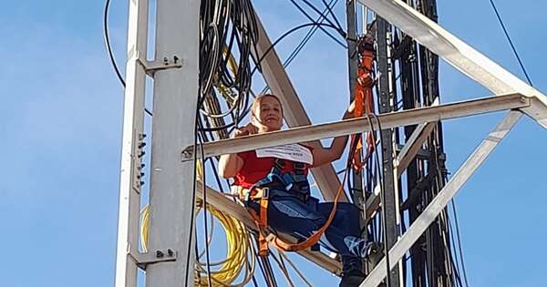 Diario HOY | Funcionaria de Vox decidió subir a una antena para reclamar pago de salarios
