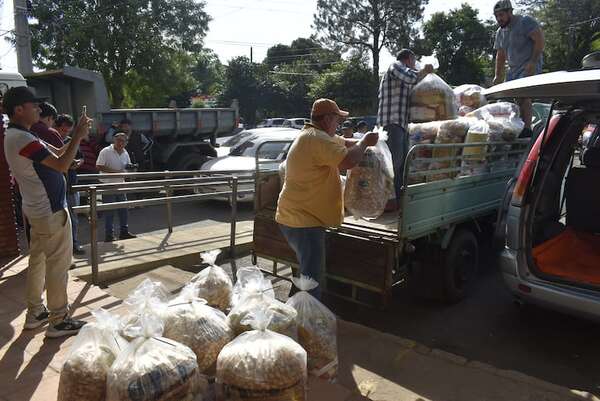Ayolas: pescadores reciben asistencia alimenticia - Nacionales - ABC Color