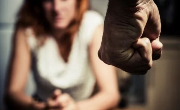 Acusan a joven por golpear brutalmente a su pareja embarazada