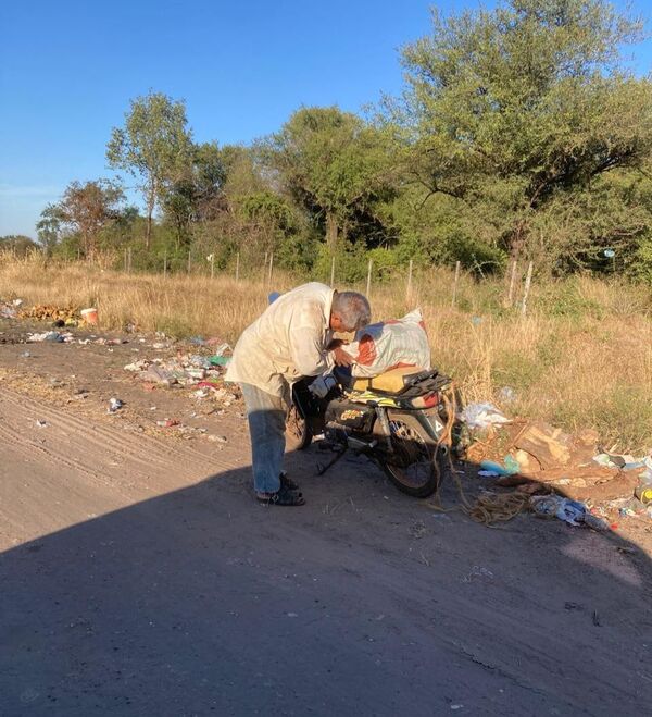 Escrachan a ciudadano que tira basura en la vía pública
