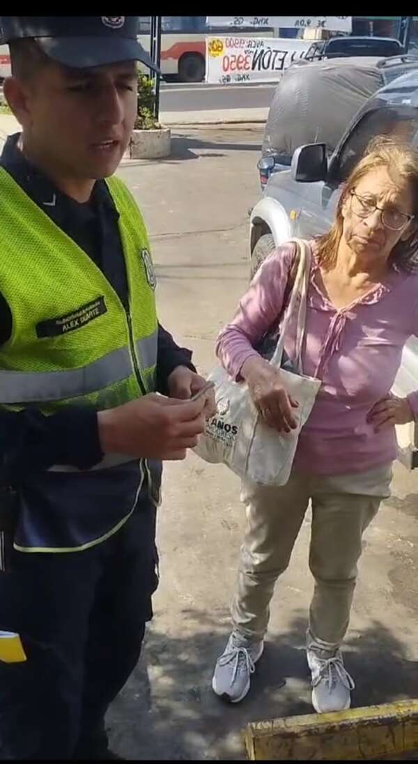 Ñemby: policía devuelve dinero que quedó en un cajero automático - Nacionales - ABC Color